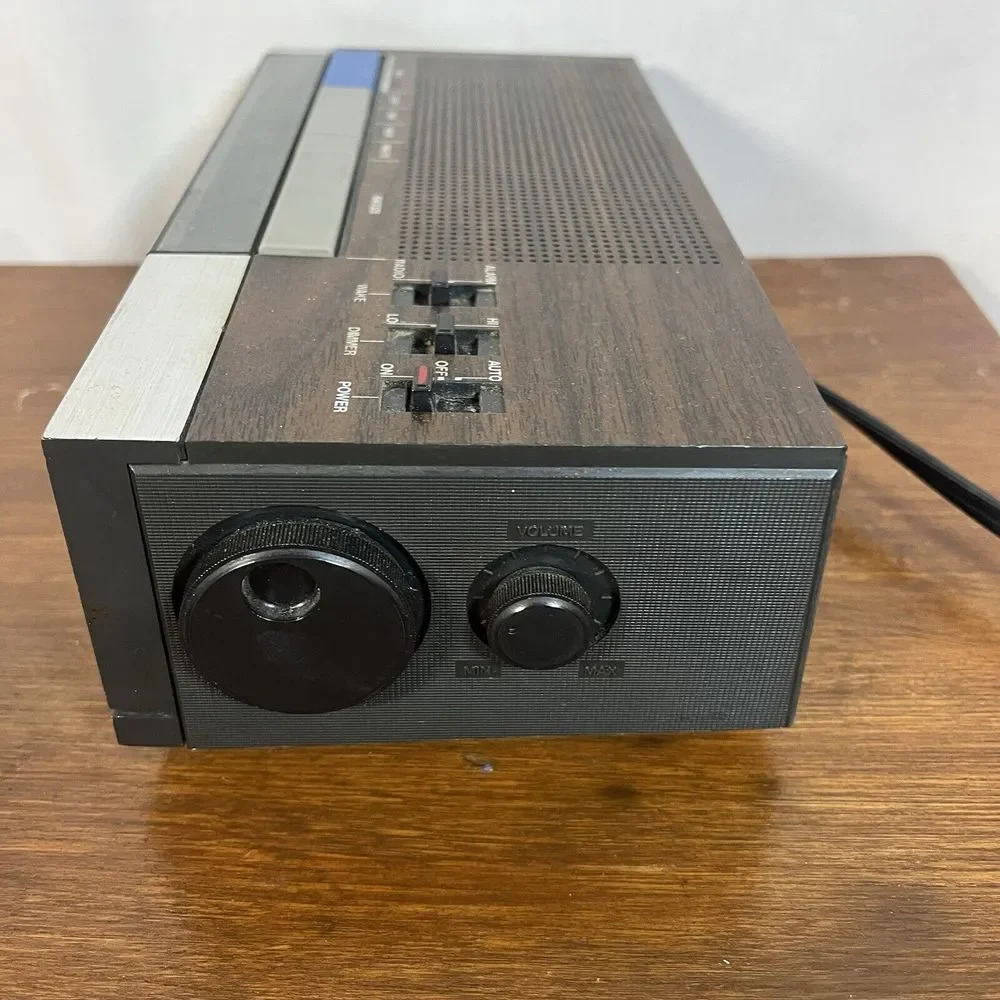 Vintage Emerson Clock Radio Model RTV5707 - Picture 4 of 6